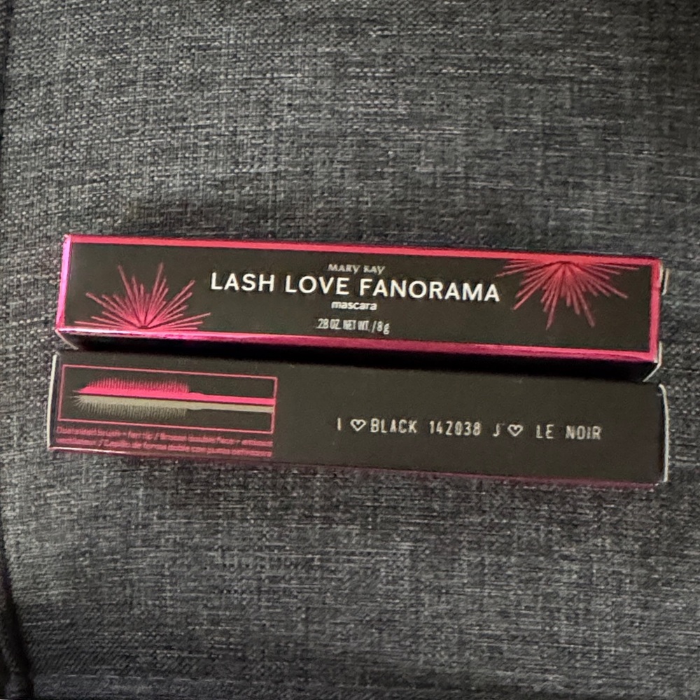 Mary Kay Lash Love Fanorama Mascara in Black and Pink